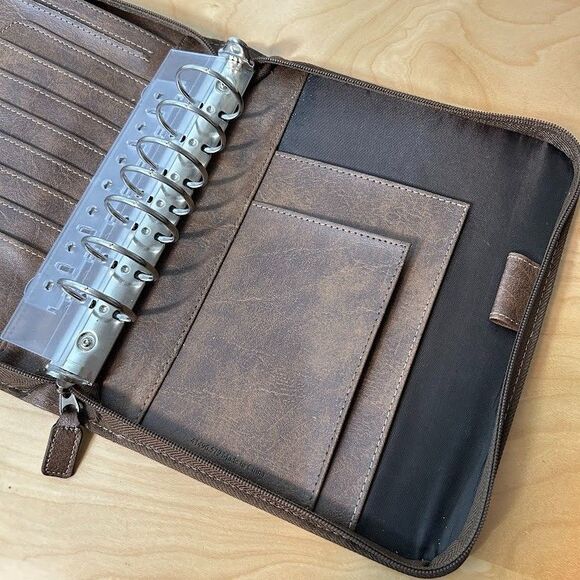 Franklin Covey 41496 Basic Zip Binder Brown Distressed Faux Leather 7 Rings 1.5" - Picture 5 of 6